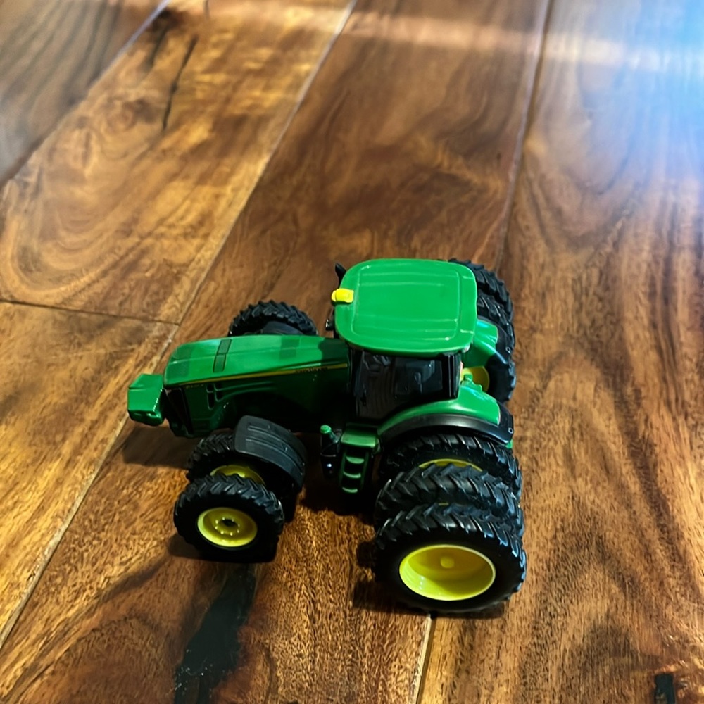 John Deere 1/64 farm toy